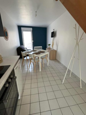 Anselme, F2 duplex avec cour commune et proche de la mer ,2